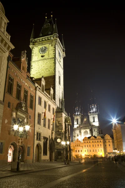 Kota tua persegi - Praha - tua balai kota dan gereja dari Lady kami sebelum Tyn — Stok Foto