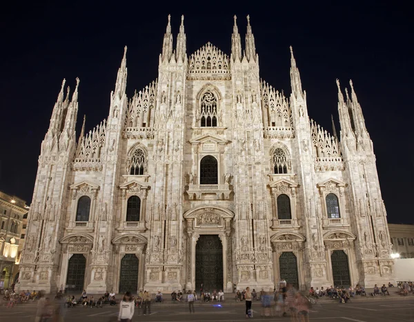 Milão - fachada ocidental da catedral à noite — Fotografia de Stock