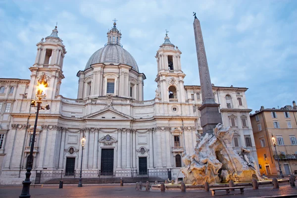 Roma - Piazza Navona de manhã e Fontana dei Fiumi de Bernini e do obelisco e Santa Agnese na igreja Agone — Fotografia de Stock