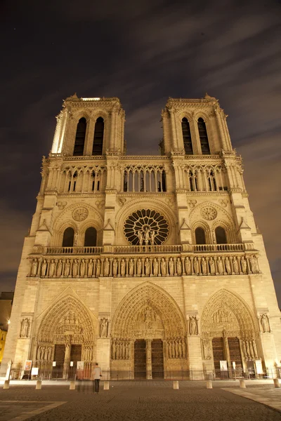 Paris - Catedral de Notre-Dame durante a noite — Fotografia de Stock