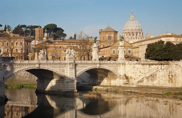 Рим - Витторио Эммануэль мост и базилика Святого Петра утром — стоковое фото