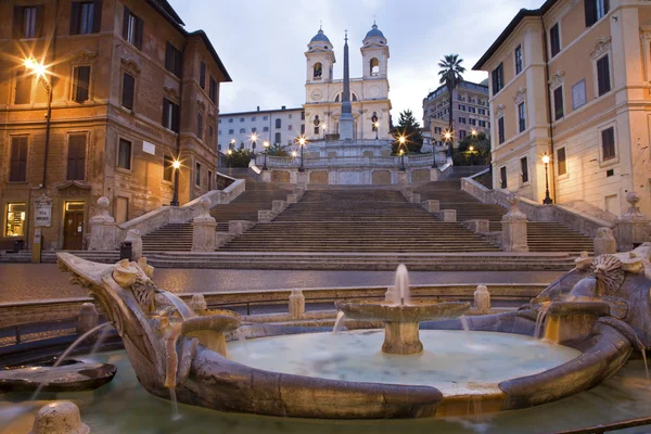 Rom - die spanische treppe am morgen und die kirche chiesa della trinita dei monti — Stockfoto