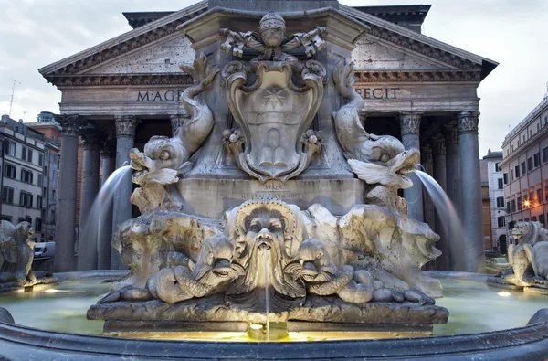 Rzym - fontanna od piazza della rotonda i Panteon w rano — Zdjęcie stockowe