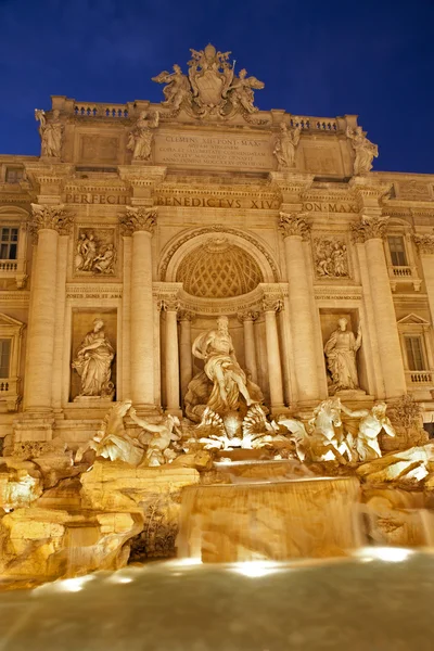 Rzymskiej - fontana di trevi wieczorem — Zdjęcie stockowe
