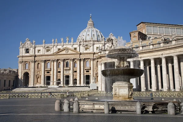 Rome st. Peter s basilica and colonnade with the fountain by Carlo Maderno 1612 — Stock Photo, Image