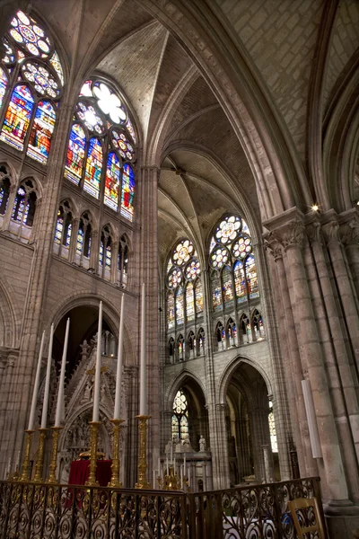巴黎-圣 Denis 大教堂的内部 — 图库照片