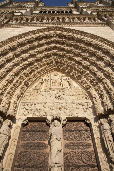 Париж - главный портал собора Нотр-Дам в свете заката — стоковое фото