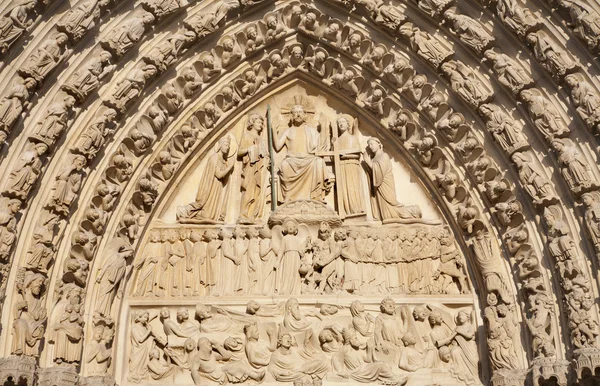 Milán - detail z hlavní bronzová brána - Pieta — Stock fotografie