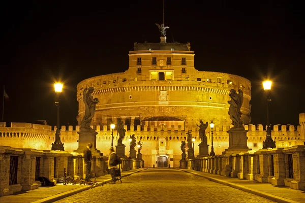 Rzym - zamek aniołów i most w nihgt — Zdjęcie stockowe