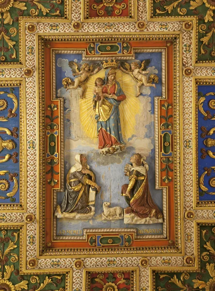 Рим - крыша церкви Санта-Франческа-Романа с Девой Марией — стоковое фото