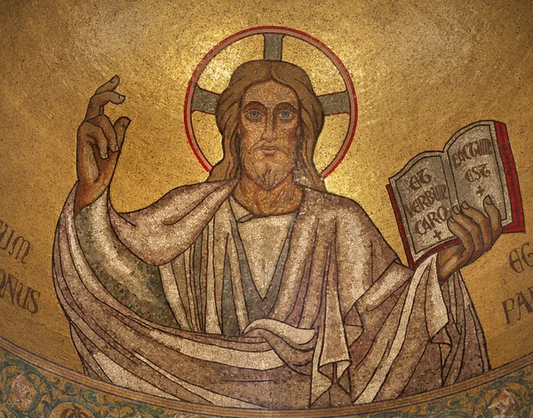 Париж - мозаїка Ісуса від церкви Сен-П'єр де Монруж — стокове фото