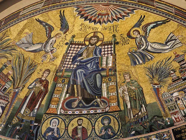 Milán - mosaico de piedra de las principales apsias de San Ambrosio - Iglesia de Ambrosio —  Fotos de Stock