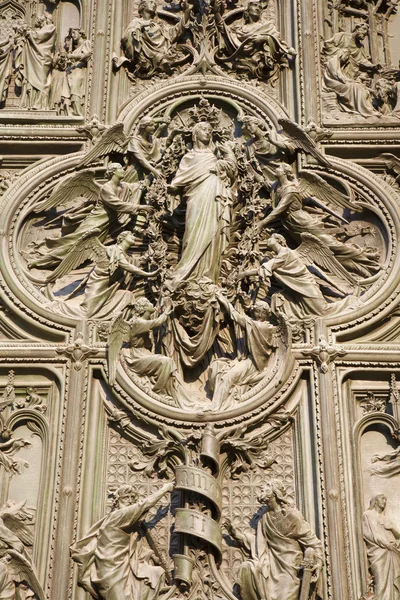 Milán - detalle de la puerta principal de bronce - Virgen María —  Fotos de Stock