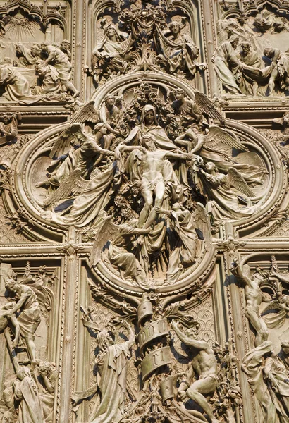 Milán - detail z hlavní bronzová brána - Pieta — Stock fotografie