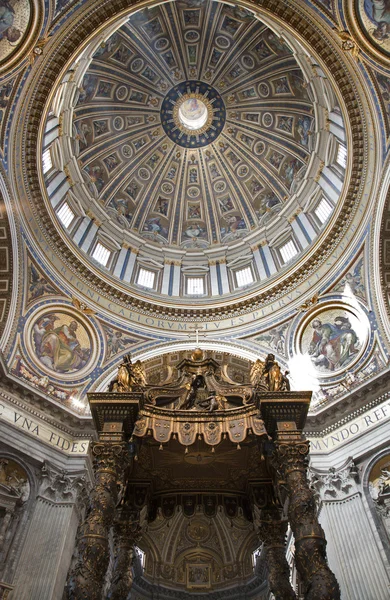 Rome - Bernini s baldachin and cupola in basilica di San Pietro - st. Peter s basilica — Stock Photo, Image