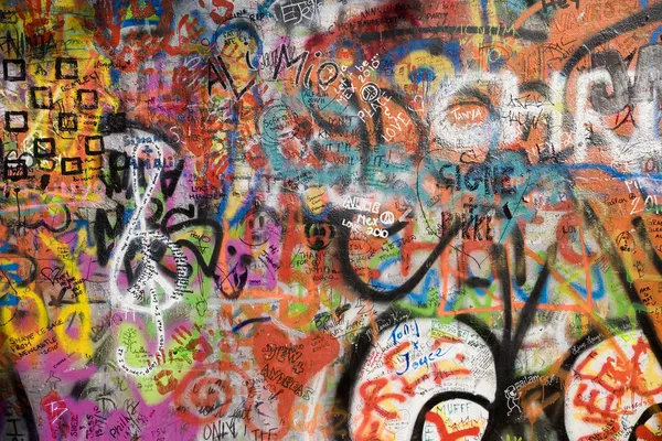 PRAGUE, CZECH REPUBLIC, SEPTEMBER 2010, detail of John Lennon Peace Wall, created in 1980, sSeptember 2010 in Prague, Czech Republic — стоковое фото