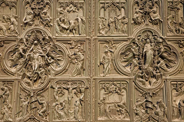Milão - detalhe do portão de bronze principal da catedral de Duomo — Fotografia de Stock