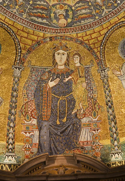 Roma - mosaico de la Virgen María del ábside de Francesca Iglesia Romana —  Fotos de Stock