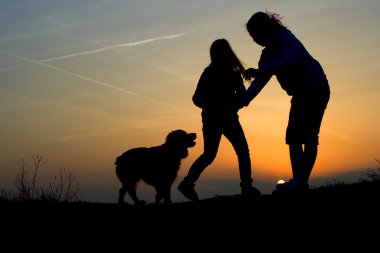 Günbatımında köpek oynamak