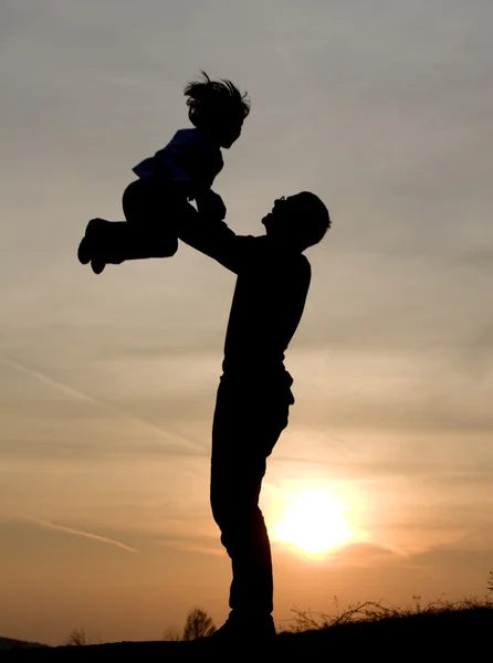 Otec a dcera - láska v západu slunce — Stock fotografie