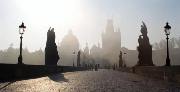 Prague - Pont Charles dans le brouillard matinal - lever du soleil — Photo