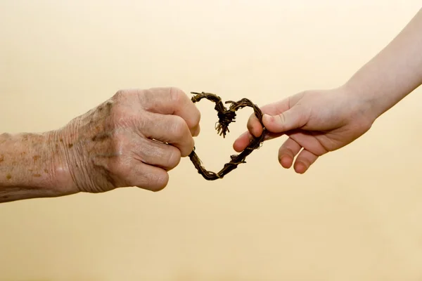 Mani di nonna e nipote e cuore — Foto Stock