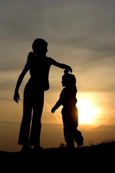 Bambine - ballare al tramonto — Foto Stock