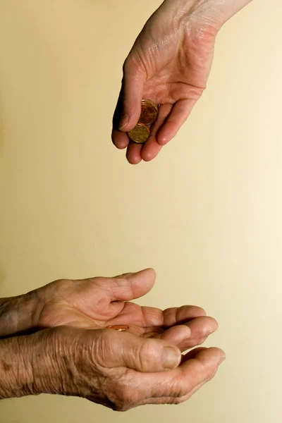 Руки пожилых людей, женщины и денег — стоковое фото