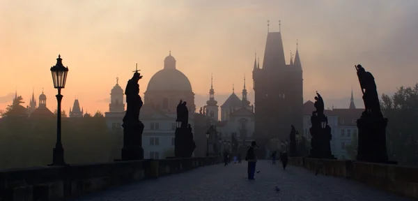 Praga - Puente de Carlos en la niebla de la mañana - amanecer —  Fotos de Stock