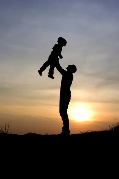 Pai e filha - amor ao pôr-do-sol — Fotografia de Stock