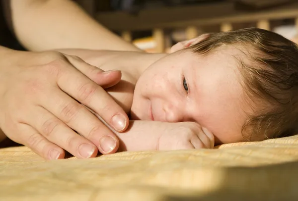 Baby och händerna på mor — Stockfoto