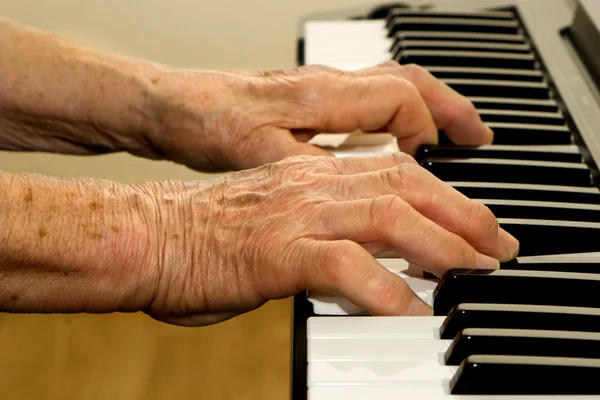 Hands of old piano player — Stock Photo, Image