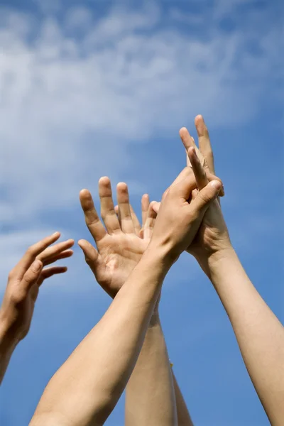 Τα χέρια της την ομάδα και τον ουρανό — Φωτογραφία Αρχείου