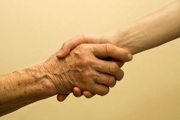 Руки старухи и ребенка — стоковое фото