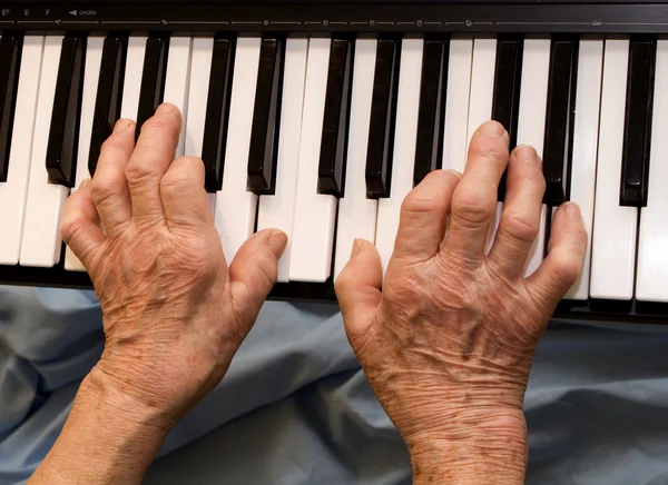 Hands of old piano player — Stock Photo, Image