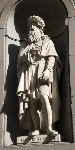 Florencia - Estatua de Leonadro da Vinci de la fachada de la galería Uffizi —  Fotos de Stock