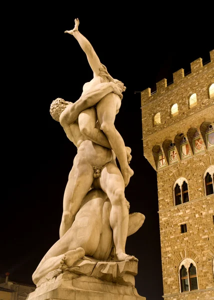 Florencia - Violación de las Sabinas, Loggia dei Lanzi, por Giambologna - noche —  Fotos de Stock