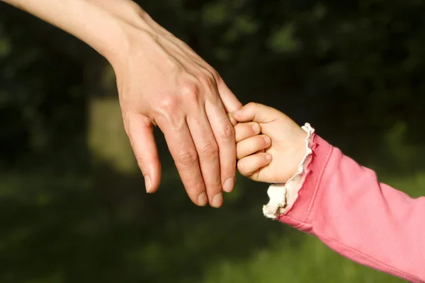 Hand of mother and child — Stock Photo, Image