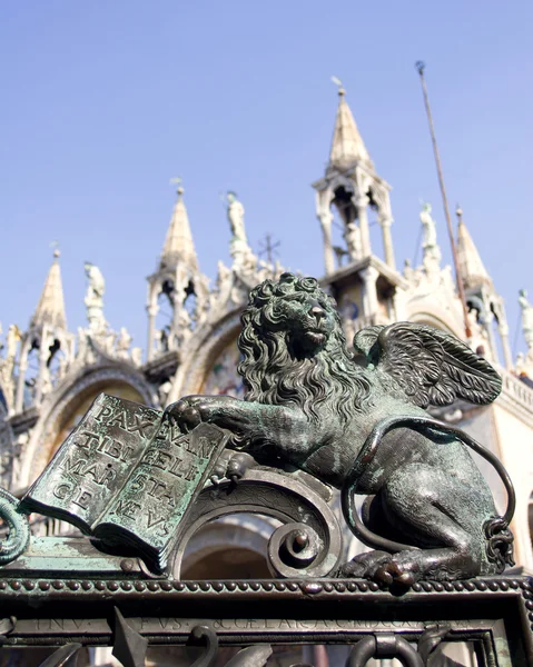 -Szimbólum a velencei Szent Márk - oroszlán kapu mentességet bronz — Stock Fotó