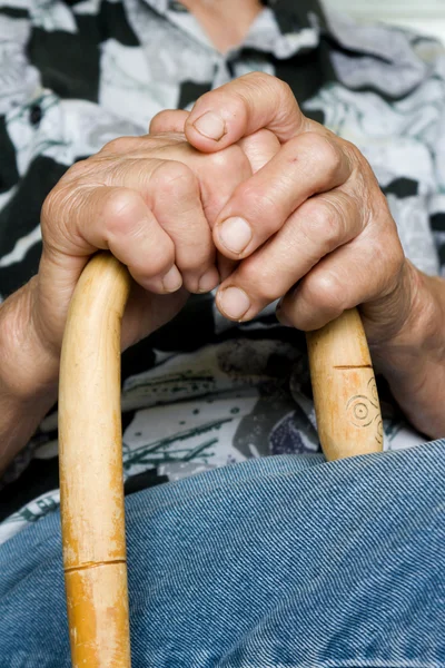 Hand des Senior mit dem Personal — Stockfoto