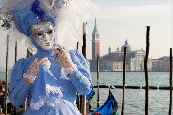 Venecia - máscara azul y San Giorgio di Maggiore iglesia — Foto de Stock