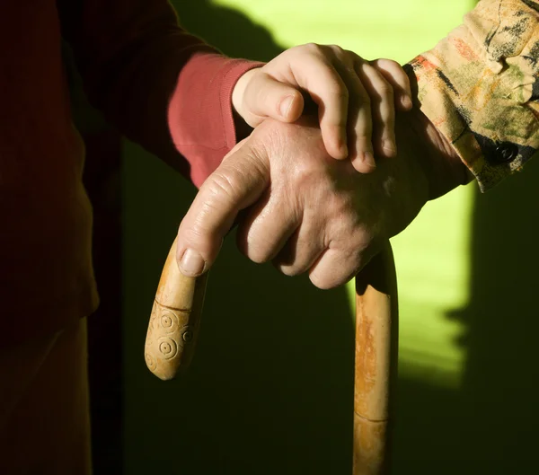 Händerna på gamla kvinnan och barnet — Stockfoto