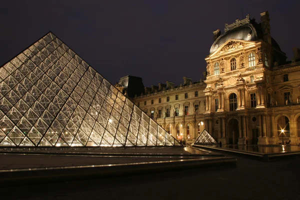 Париж - піраміда Лувра у вечорі — стокове фото