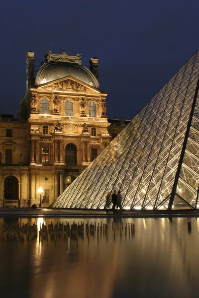パリのルーブル美術館のピラミッド夜で — ストック写真