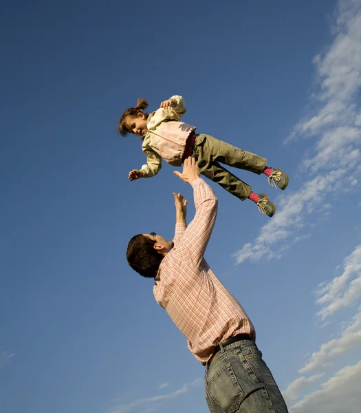Diversão e amor do pai e da criança e do céu — Fotografia de Stock