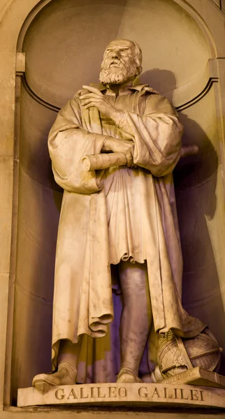 Florencia - Galileo Galilei estatua de la fachada de la galería de los Uffizi —  Fotos de Stock