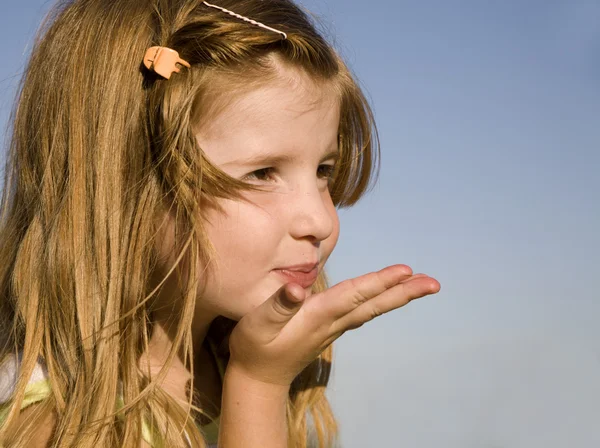 Wyślij buziaka od małej dziewczynki — Zdjęcie stockowe