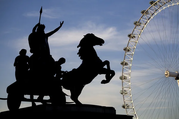 London - silhouette of Boudica monument and London eye — Stock Photo, Image