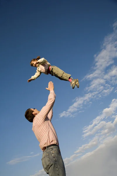 Zábava a láska otce a dítěte a obloha — Stock fotografie