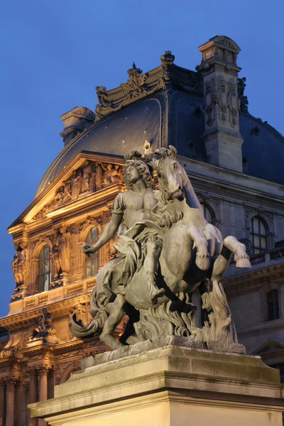 Париж - Лувр - скульптура — стоковое фото
